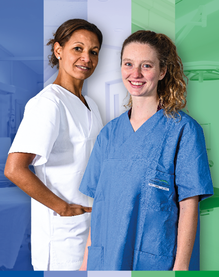 Zwei Frauen im medizinischen Umfeld stehen nebeneinander. Die erste trägt ein weißes Poloshirt, die zweite ein blaues. Beide lächeln freundlich. Im Hintergrund sind sanfte Farbverläufe zu sehen, die eine beruhigende Atmosphäre schaffen.