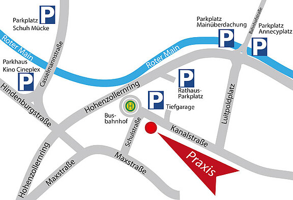 Übersichtskarte: Die Praxis liegt an der Kanalstraße, Ecke Schulstraße, nahe Hohenzollernring und Busbahnhof. Mehrere Parkplätze in der Nähe: Rathaus-Tiefgarage, Parkhaus Kino Cineplex, Parkplatz Schuh Mücke, Mainüberdachung und Annecyplatz.