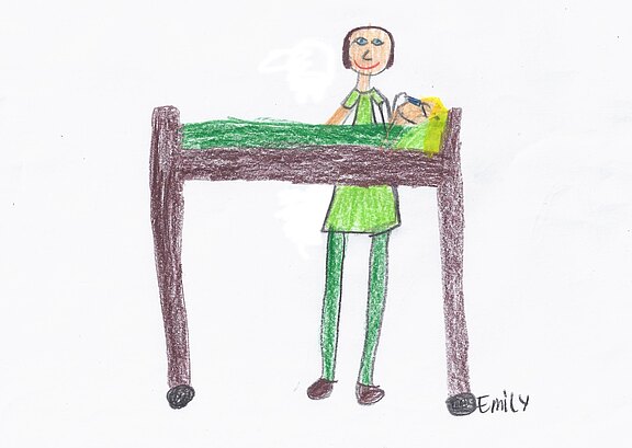 Eine einfache Zeichnung zeigt eine Person in grüner Kleidung, die an einem Tisch steht. Auf dem Tisch liegt ein Baby mit gelbem Haar. Die Person lächelt und hält einen kleinen Gegenstand in der Hand.